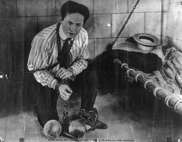 1926 Last performance of Houdini