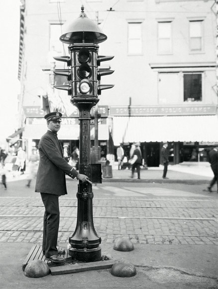 1923 Traffic signal patented