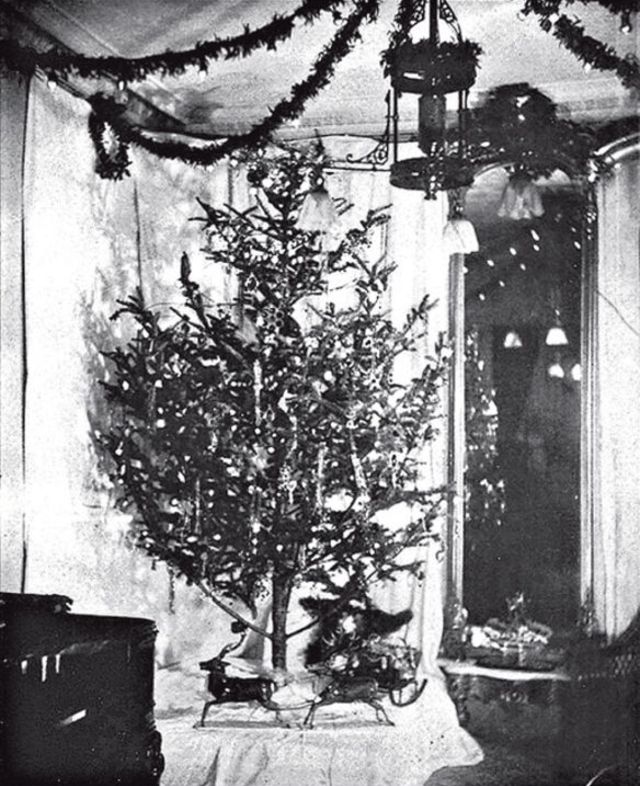1882 First Christmas tree to be illuminated by electric lights displayed