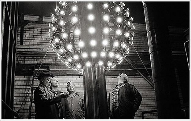 1907 The first annual ball drop at Times Square