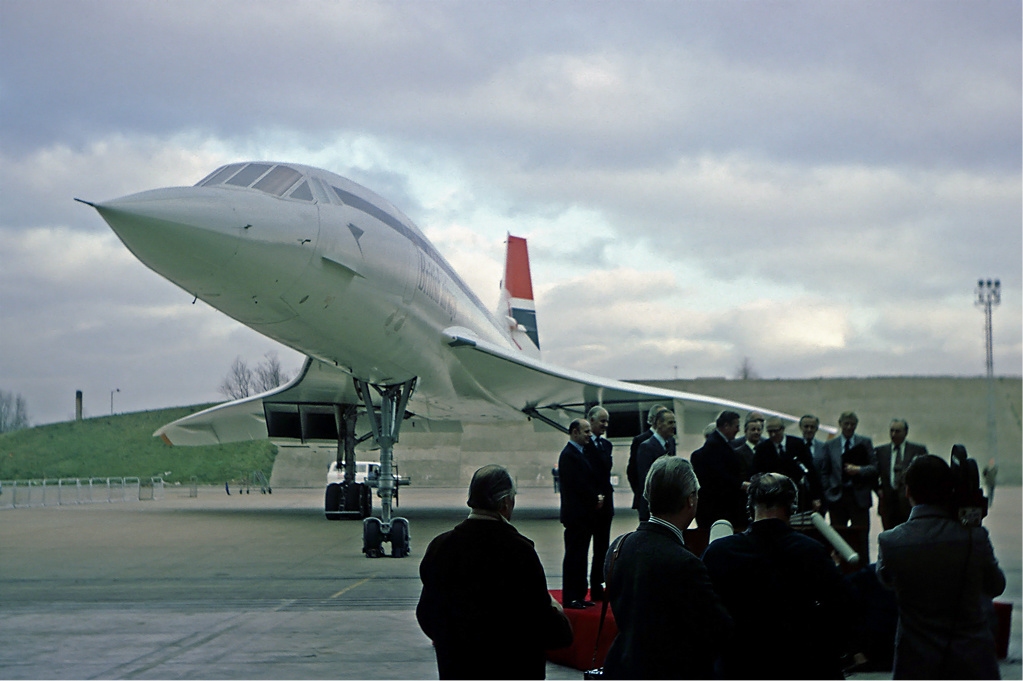 1976 Concorde takes off on its first scheduled flights