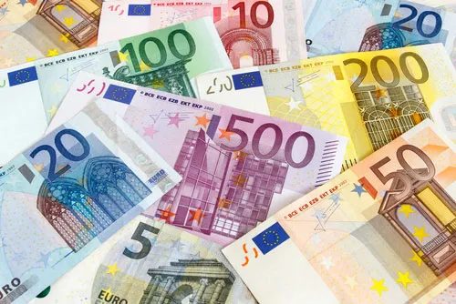 1999 The Euro becomes the official currency in 11 countries