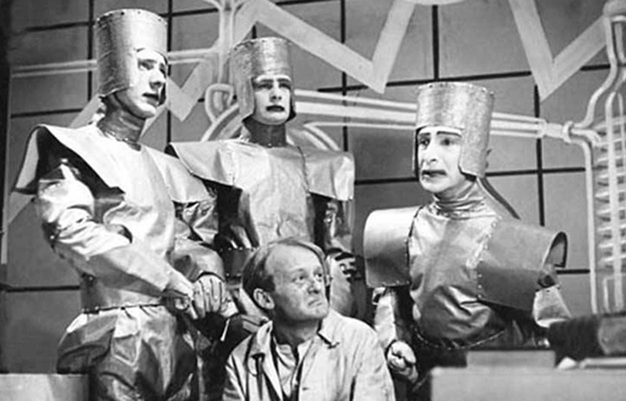 1938 The BBC broadcasts Karel Čapek's “R.U.R.”, the world's first science fiction TV program