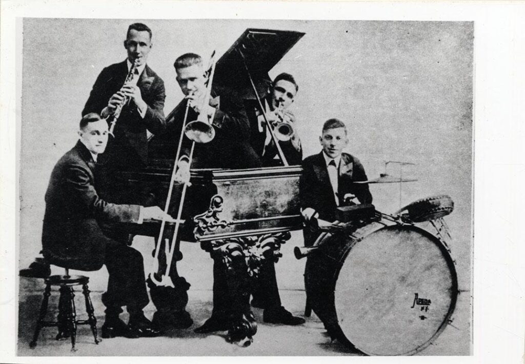 1917 The world's first jazz record is created