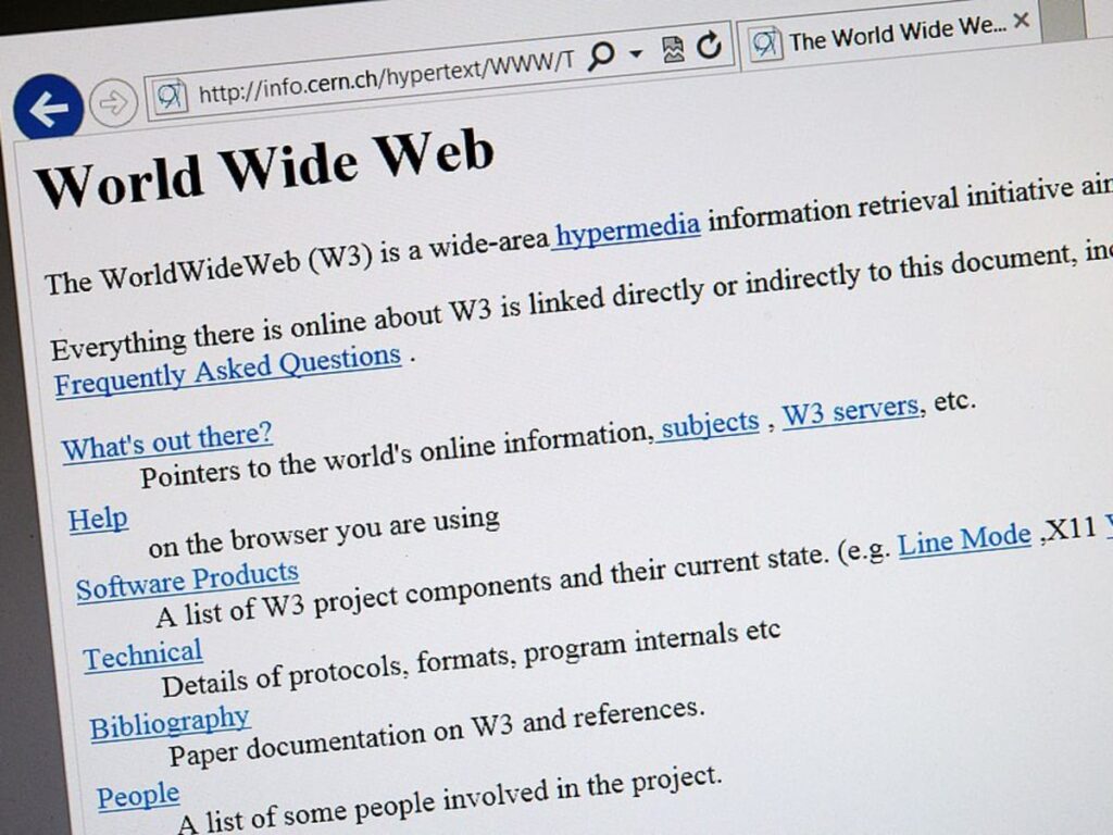1991 The world's first web browser is presented to the public