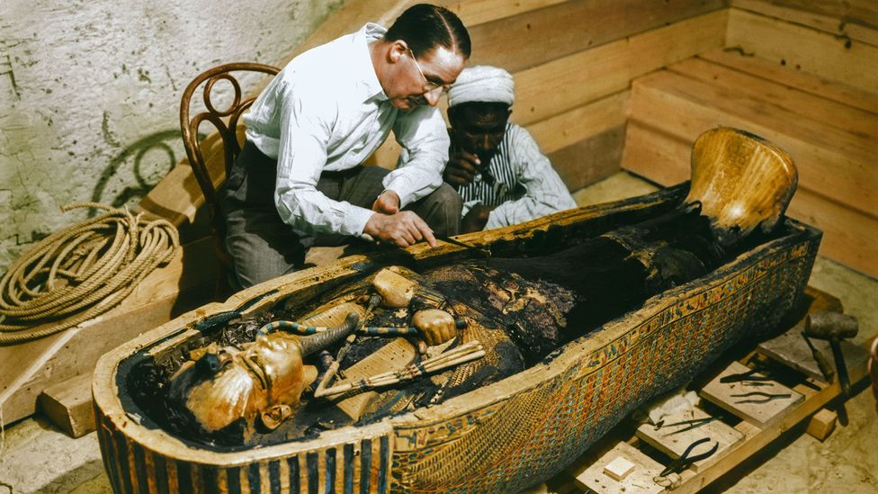 1923 The burial chamber of Pharoh Tutankhamun is opened