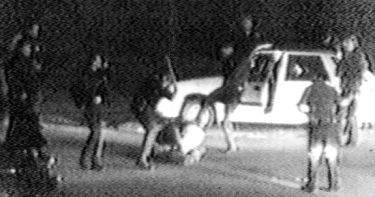 1991 Footage of Los Angeles police officers severely beating Rodney King causes a global outcry