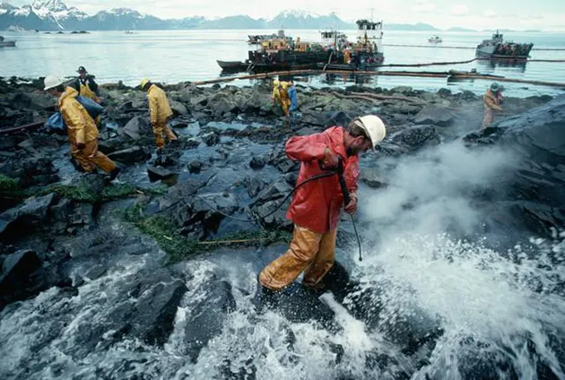 1989 Oil tanker Exxon Valdez runs aground in Prince William Sound, Alaska