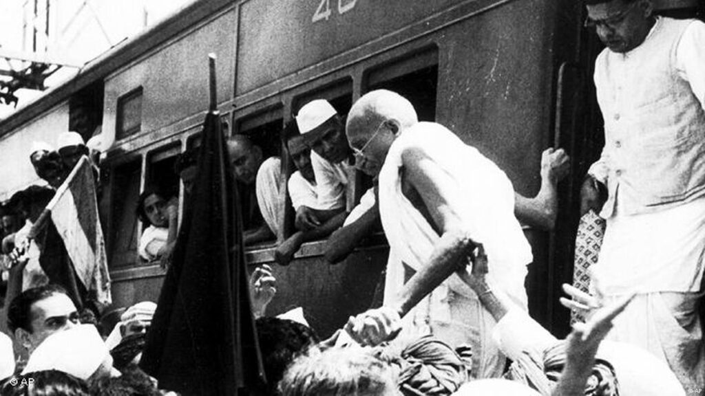 1919 British troops massacre around 400 unarmed civilians in India