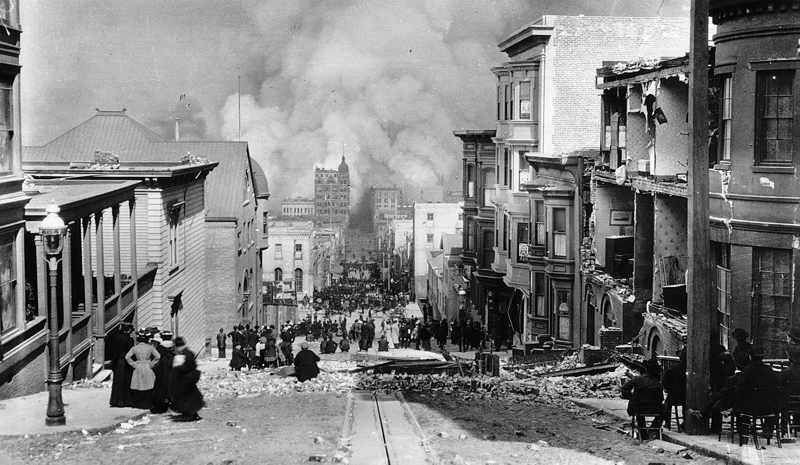 1906 A massive earthquake destroys San Francisco