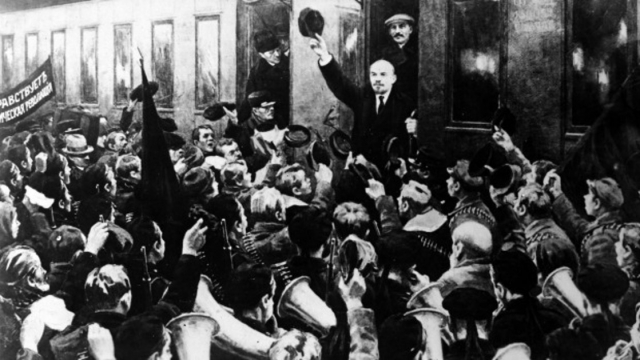 1917 Vladimir Lenin returns to Russia from exile