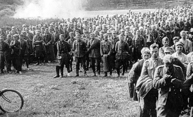 1940 Soviet troops massacre about 22,000 Polish nationals