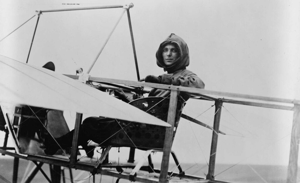 1912 Harriet Quimby flies across the English Channel