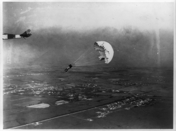 1919 Leslie Irvin makes the world's first free-fall parachute jump