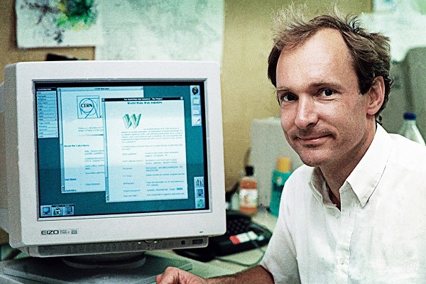 1993 CERN announces that World Wide Web protocols will remain free