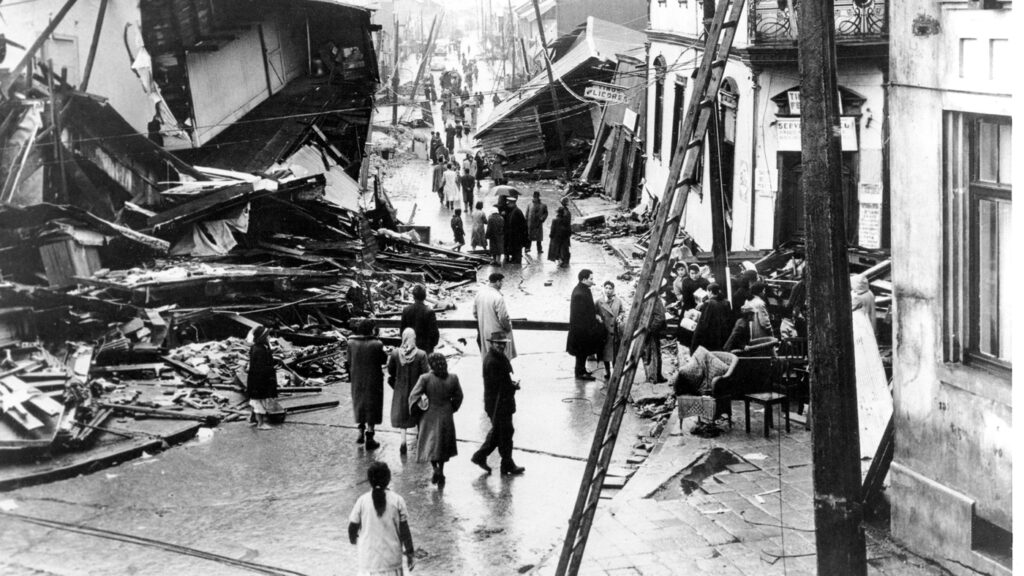 1960 The most violent earthquake in recorded history hits Chile