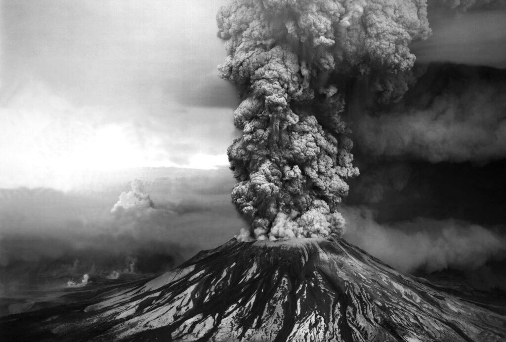 1980 Mount St. Helens erupts