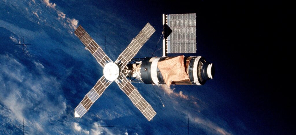 1973 Skylab blasts off into orbit
