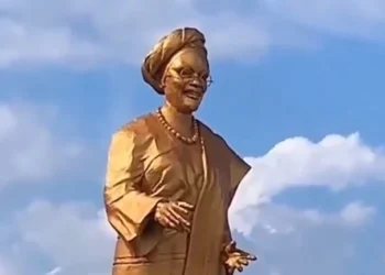 Ooni Honors First Lady Oluremi Tinubu with Golden Statue at OAU