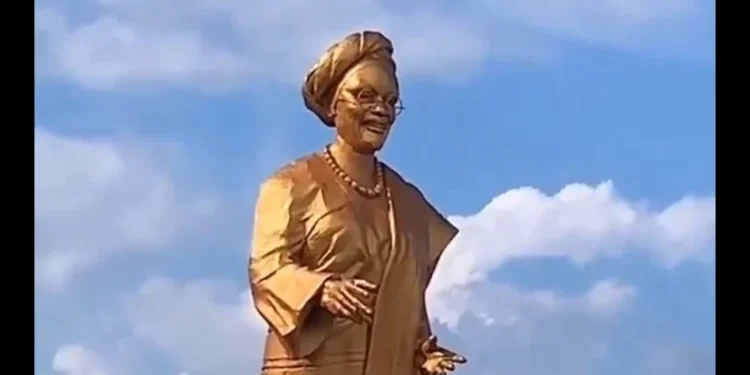 Ooni Honors First Lady Oluremi Tinubu with Golden Statue at OAU