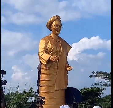 Ooni Honors First Lady Oluremi Tinubu with Golden Statue at OAU